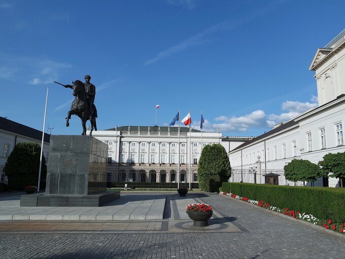 Sondaż partyjny PiS i KO tracą poparcie zmiana na podium