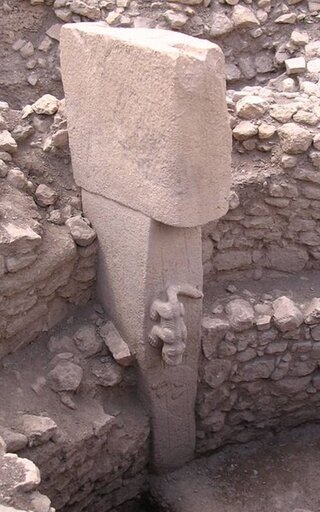 G&ouml;bekli Tepe. Rzeźba zwierzęcia na&nbsp;słupie, około 9&nbsp;tys. lat p.n.e