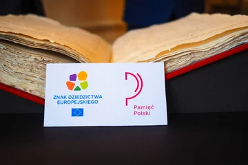 Konstytucja 3 Maja. Dokument wyróżniony prestiżowym Znakiem Dziedzictwa Europejskiego i wpisany na Polską Listę Krajową Programu UNESCO Pamięć Świata. Dokument przechowywany w Archiwach Państwowych: Archiwum Głównym Akt Dawnych 