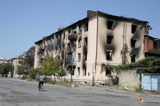 Zbombardowany przez Gruzinów budynek w Cchinwali, Osetia Południowa