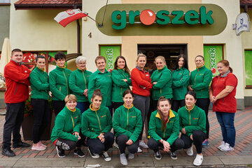 Anna Smolik-Runo wraz z&nbsp;pracownikami sklepu Groszek w&nbsp;Dąbrowie Tarnowskiej