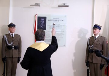 Ks. Bogdan Bartołd święci tablicę upamiętniająca rotmistrza Pileckiego 
