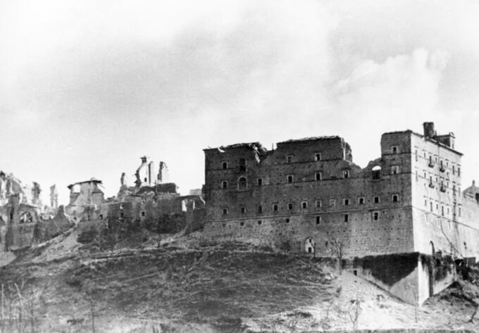 Ruiny klasztoru na Monte Cassino .