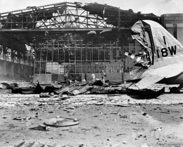 Lotnisko Hickam Field po&nbsp;japońskim ataku, 7&nbsp;grudnia 1941&nbsp;r.