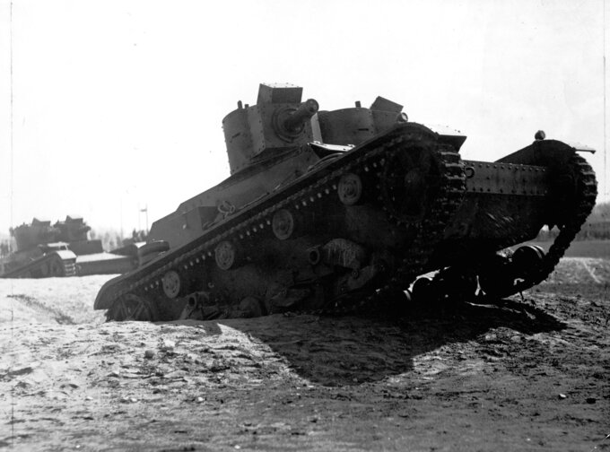 Czołg 7TP dwuwieżowy pokonuje przeszkody terenowe podczas rewii wojskowej na Polu Mokotowskim, 3 maja 1938 r.