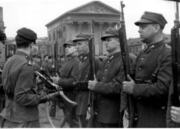 Warszawska Obrona Narodowa Żołnierze Obrony Narodowej - terytorialnego wojska biorącego udział w obronie Warszawy. Na zdjęciu: młodzież z Gimnazjum Państwowego im. Adama Mickiewicza w Warszawie przekazuje dwa ręczne karabiny maszynowe 7,92 mm Browning wz. 28 na Stadionie Wojska Polskiego w Warszawie, 12 maja 1939 r.