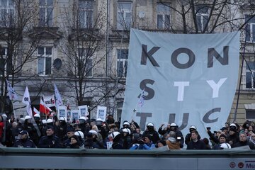 Obywatele RP odgrodzeni kordonem policji od&nbsp;uczestnik&oacute;w marszu