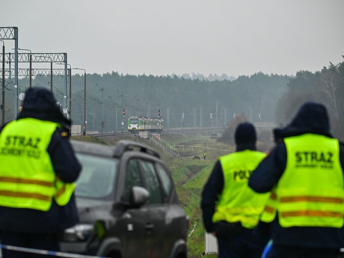 Działania służb przy zniszczonym fragmencie torowiska na&nbsp;trasie Dęblin-Warszawa