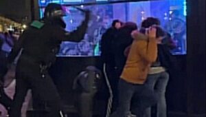 Antyrządowe protesty we Francji. Policja użyła gazu łzawiącego i biła...