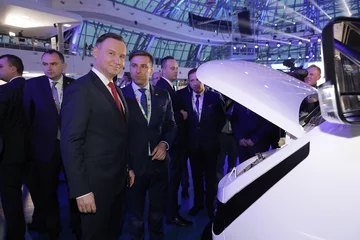 Kongres 590. Prezydent Andrzej Duda ogląda elektryczny samochód ELVI 