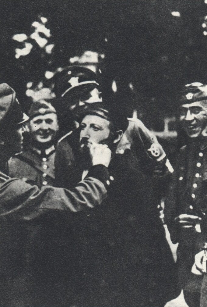 Niemcy znęcają się nad Żydem, wrzesień 1939