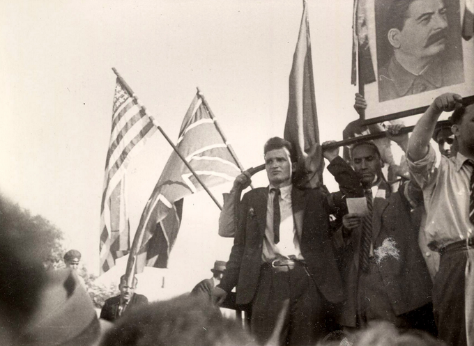 Rumuńscy komuniści witają Armię Czerwoną wkraczającą do Bukaresztu. 30 sierpnia 1944 r. Na ciężarówce pierwszy z lewej Nicolae Ceausescu. Fot. http://fototeca.iiccr.ro/picdetails.php?picid=32208X406X5732