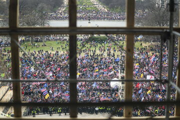 Zwolennicy Donalda Trumpa wdarli się na teren Kapitolu 