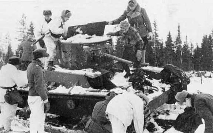 Wojna zimowa. Zniszczony czołg sowiecki T-26