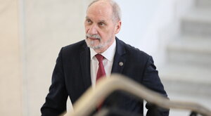 Miniatura: Macierewicz pędził ulicami Warszawy....