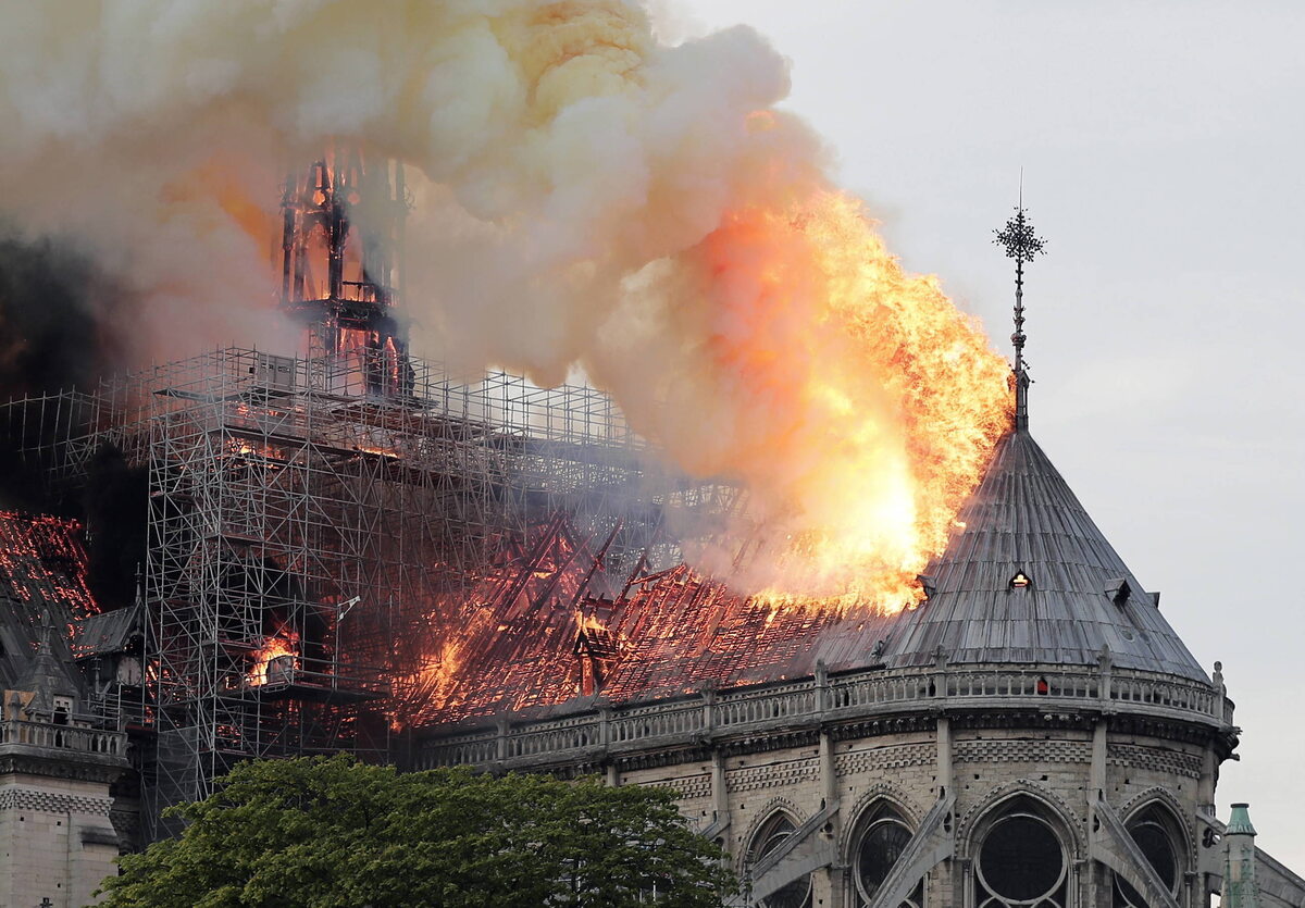 Płonąca katedra Notre-Dame 