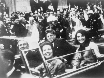 Prezydent John F. Kennedy z&nbsp;żoną Jackie (siedzą na&nbsp;tylnym siedzeniu) w&nbsp;Dallas, 22 listopada 1963 roku. Zdjęcie wykonano chwilę przed zastrzeleniem prezydenta
