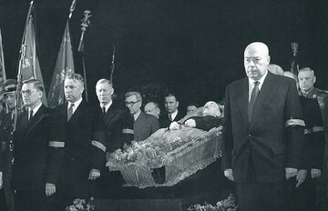Pogrzeb Bieruta. Widoczni m.in. Edward Ochab i&nbsp;J&oacute;zef Cyrankiewicz