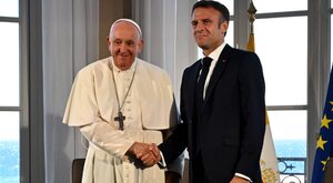 Miniatura: Prezydent Macron się rozdwoił. Papież...