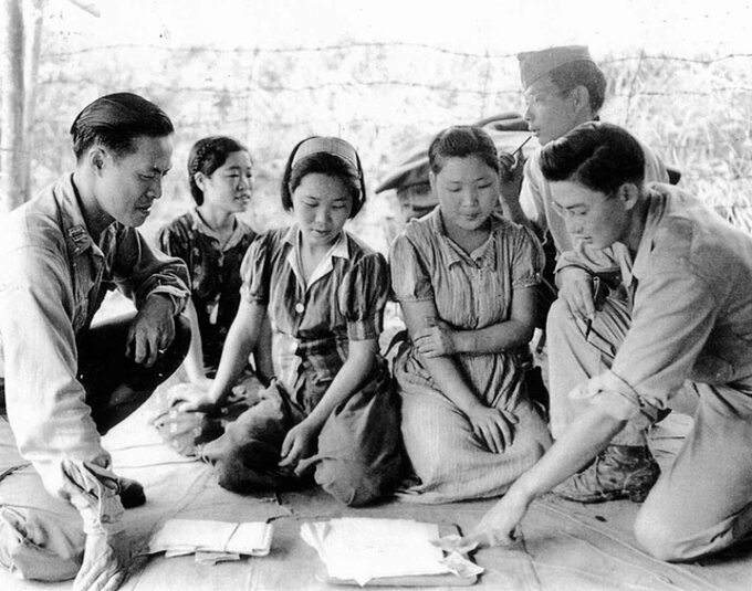 Kobiety z japońskich domów publicznych wyzwolone przez żołnierzy amerykańskich. Na zdjęciu podczas rozmowy z dwoma Amerykanami chińskiego pochodzenia