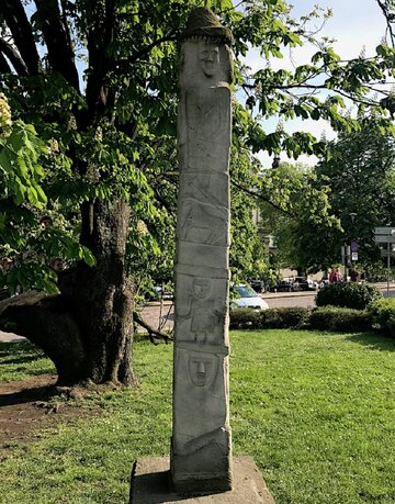 Kopia posągu na&nbsp;trawniku pod&nbsp;Wawelem.