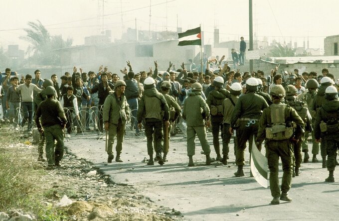 Izraelscy żołnierze i palestyńscy protestujący podczas pierwszej intifady w 1987 roku