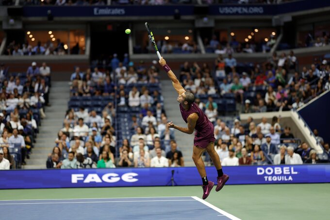 Carlos Alcaraz serwuje podczas US Open 2025