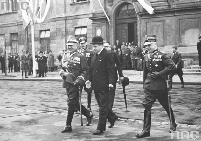 Od lewej: Henryk Krok-Paszkowski, Stefan Starzyński, Stanisław Machowicz podczas Święta Niepodległości Polski 15 sierpnia 1939 w Warszawie.