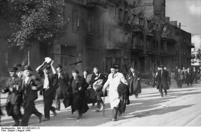 Mieszkańcy Woli pędzeni ulicą Wolską. Sierpień 1944 r. Bundesarchiv, Bild 101I-695-0412-15 / Gutjahr