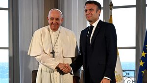 Prezydent Macron się rozdwoił. Papież wspiera nachodźców. To jest Zachód