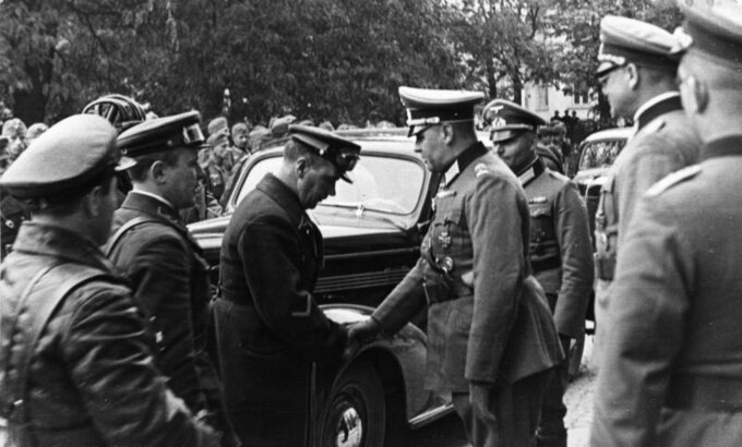 Uścisk dłoni oficerów Wehrmachtu i Armii Czerwonej w Lublinie. 1939 rok