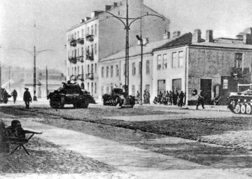 8 września, pierwsze natarcie Dwie niemieckie dywizje pancerne próbowały zaskoczyć obrońców Warszawy nagłym, niespodziewanym atakiem już 8 września. Czołgi zaatakowały od strony ulicy Grójeckiej. Niemcy ponieśli porażkę i odnieśli duże straty. Obrońcy zmusili ich do wycofania.