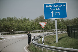 Poseł Sylwester Chruszcz sprawdził, czy&nbsp;znaki na&nbsp;niemieckich drogach zawierają już polskie nazwy