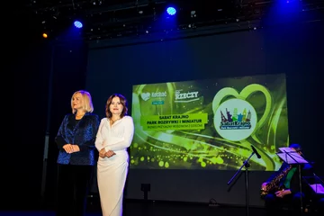 Gala "Kochać i chronić" w Kielcach Wiceprezes PiS Anna Krupka i marszałek województwa świętokrzyskiego Renata Janik podczas gali "Kochać i chronić"