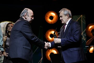 Krzysztof Masłoń odbiera nagrodę z&nbsp;rąk prof. Piotra Glińskiego