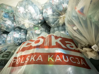 Miniatura: Milion Polaków dorabia zbierając butelki....