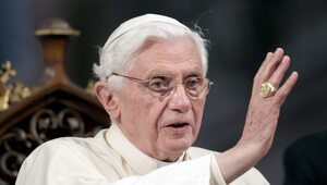 Miniatura: Peter Seewald: Benedykt XVI cierpi z...
