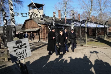 Kanclerz Niemiec Angela Merkel, premier Mateusz Morawiecki, dyrektor Państwowego Muzeum Auschwitz-Birkenau Piotr Cywiński i wicedyrektor Państwowego Muzeum Auschwitz-Birkenau Andrzej Kacorzyk. 