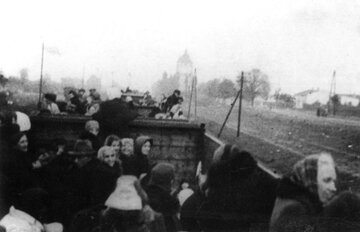 Na zdjęciu: transport wypędzonych z&nbsp;Warszawy