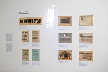 Fragment wystawy "II wojna światowa &ndash; dramat, symbol, trauma" w&nbsp;krakowskim Muzeum Sztuki Wsp&oacute;łczesnej.