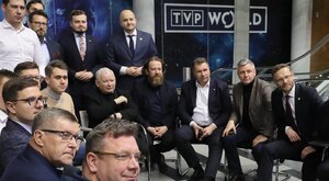 Miniatura: Politycy PiS będą w grupach dyżurować w...