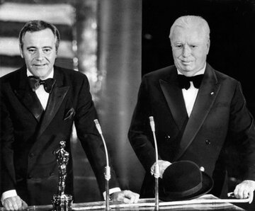 Chaplin (po prawej) odbiera Honorowego Oscara z&nbsp;rąk Jacka Lemmona w&nbsp;1972 roku