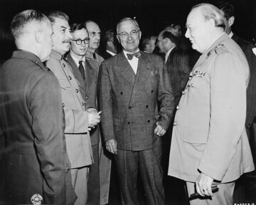 J&oacute;zef Stalin, Harry Truman i&nbsp;Winston Churchill podczas konferencji w&nbsp;Poczdamie, lipiec 1945&nbsp;r.