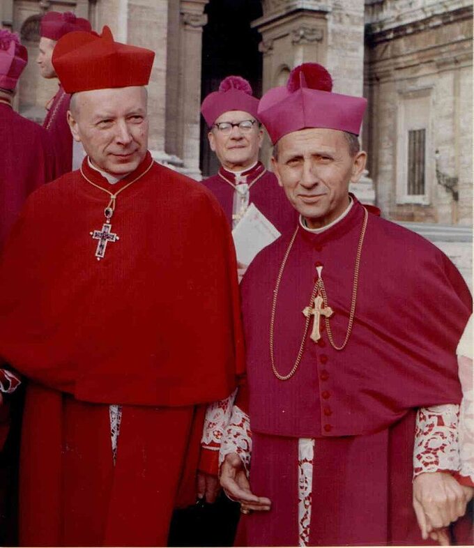 Kardynał Stefan Wyszyński (z lewej) i abp Antoni Baraniak w Rzymie w trakcie soboru watykańskiego II