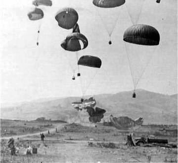 Zrzut zaopatrzenia dla&nbsp;Khe Sanh w&nbsp;1968&nbsp;r.
