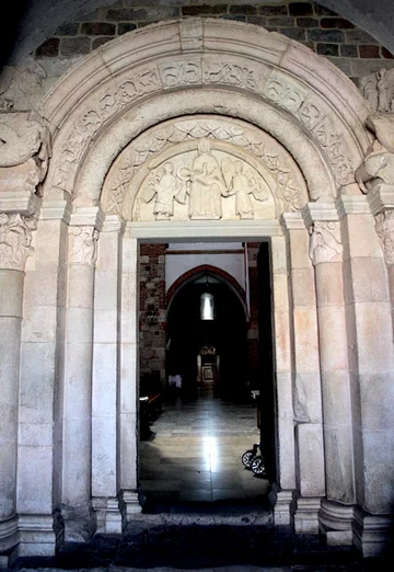 Archikolegiata w Tumie - portal 