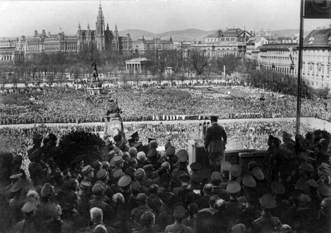 Adolf Hilter przemawia w centrum Wiednia, 15 marca 1938 r.