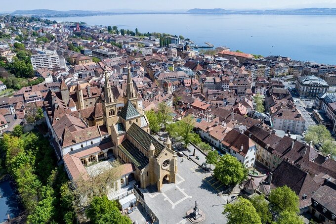 Miasto Neuchatel w&nbsp;Szwajcarii nad jeziorem Neuchatel
