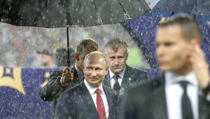 Ulewa podczas dekoracji, ale parasol tylko dla Putina. Te zdjęcia...