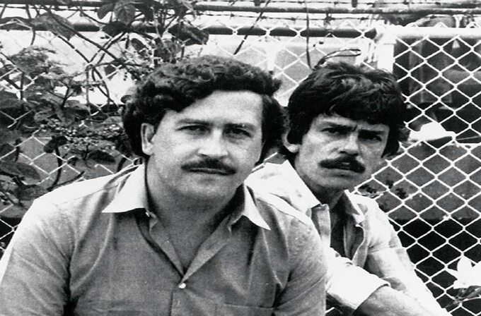 Baron narkotykowy Pablo Escobar (z lewej) na meczu piłkarskim w kolumbijskim mieście Medellin w 1983 r.
